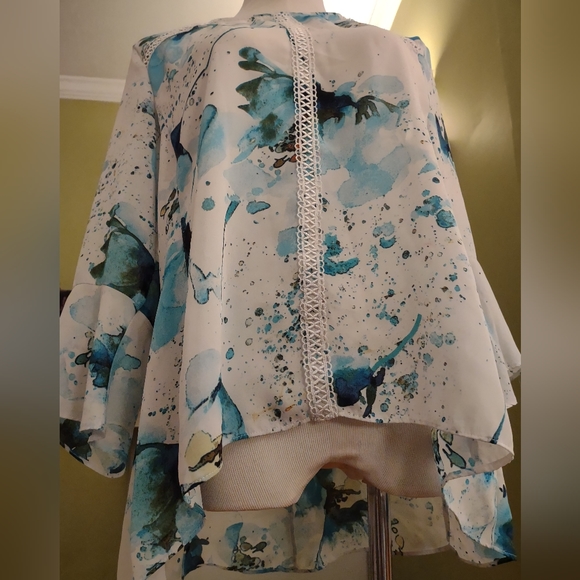 Sioni watercolor blue Floral top, petite large - Picture 2 of 7